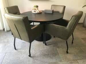 Setvan4lereneetkamerstoelen-metarmleuningenwieltjes-groenleer-EchtleerModernontdekdeveleLeersoortenenKleurenbijShopX