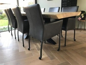 Setvan8lereneetkamerstoelen-metwieltjesenarmleuning-zwartleer-EchtleerModernontdekdeveleLeersoortenenKleurenbijShopX