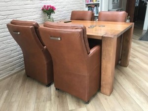 Setvan4lereneetkamerfauteuils-metarmleuningenwieltjes-bruinleer-EchtleerLandelijkontdekdeveleLeersoortenenKleurenbijShopX