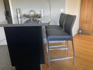 Setvan2lerenbarstoelen-grijsleer-EchtleerModernontdekdeveleLeersoortenenKleurenbijShopX