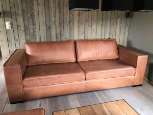 Leren35-zitsbankmetFransestiknaadenhoutenpoten-bruinleer-EchtleerLandelijkontdekdeveleLeersoortenenKleurenbijShopX