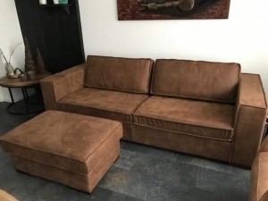 Leren35-zitsbankmetFransestiknaadenhoutenpoten-enhocker-bruinleer-EchtleerLandelijkontdekdeveleLeersoortenenKleurenbijShopX