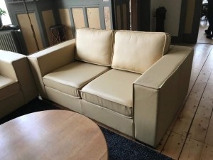 Leren2-zitsbankmetFransestiknaadenhoutenpoten-geelleer-EchtleerLandelijkontdekdeveleLeersoortenenKleurenbijShopX