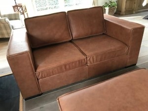 Leren2-zitsbankmetFransestiknaadenhoutenpoten-bruinleer-EchtleerLandelijkontdekdeveleLeersoortenenKleurenbijShopX