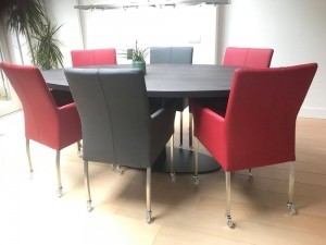 Setvan6lereneetkamerstoelenmetwieltjesenarmleuning-roodenzwartleer-EchtleerModernontdekdeveleLeersoortenenKleurenbijShopX