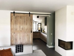 Eikenhoutenloft-schuifdeurmetindustrieelophangsysteem