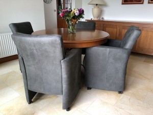 Setvan4lereneetkamerfauteuils-metarmleuningenwieltjes-grijsleer-EchtleerModernontdekdeveleLeersoortenenKleurenbijShopX