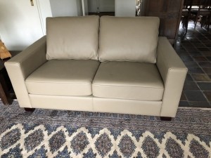 Leren2-zitsbankmethoutenpoten-crmekleurigleer-EchtleerModernontdekdeveleLeersoortenenKleurenbijShopX