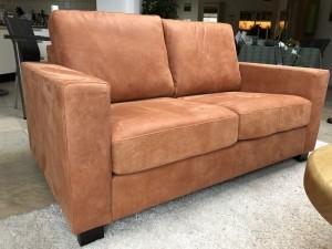 Leren2-zitsbankmethoutenpoten-oranjeleer-EchtleerModernontdekdeveleLeersoortenenKleurenbijShopX