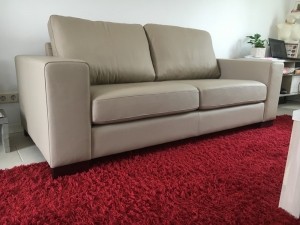 Leren25-zitsbankmethoutenpoten-crmekleurigleer-EchtleerModernontdekdeveleLeersoortenenKleurenbijShopX