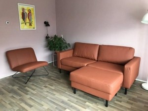 Leren3-zitsbankmetstalenpoten-methocker-bruinleer-EchtleerModernontdekdeveleLeersoortenenKleurenbijShopX