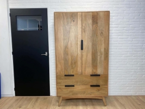 MangohoutenkastBudelmetdeurenenlades