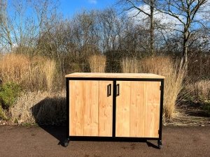 DouglashoutenbuitenkeukenMoozemetframeendeuren