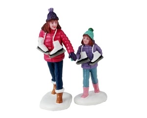 SkatingSisters4x10x13cm2stKersthuisje-Lemax