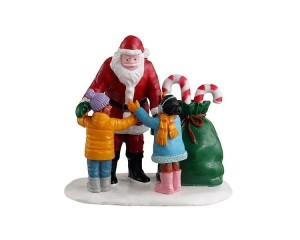 SantaGetsAHugKerstfiguurtjeLEMAX-Lemax